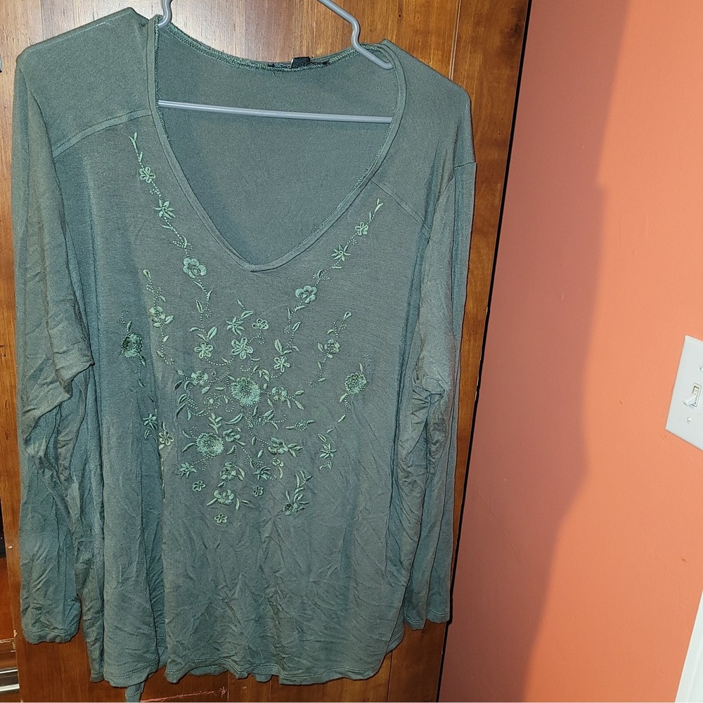Cable & Gauge Women's Size 1X Green Top Embroidered Flowers V Neck Long Sleeve